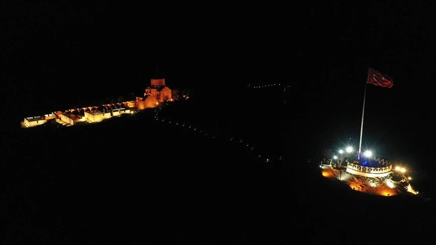 Akdamar Adası ışıklandırıldı! Müthiş fotoğraflar