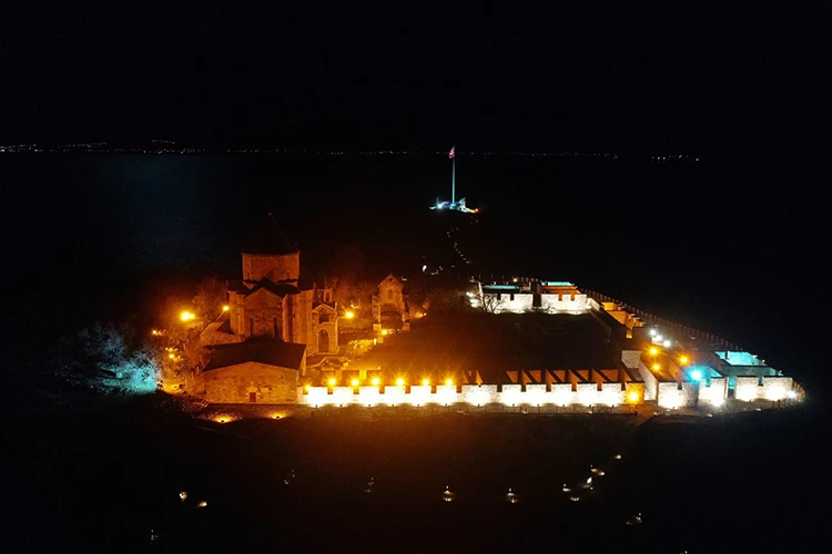 Akdamar Adası ışıklandırıldı! Müthiş fotoğraflar