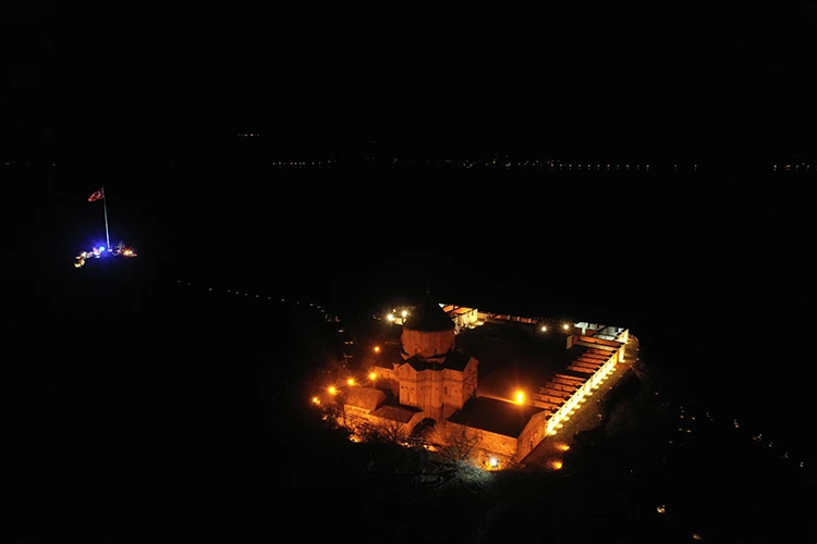 Akdamar Adası ışıklandırıldı! Müthiş fotoğraflar