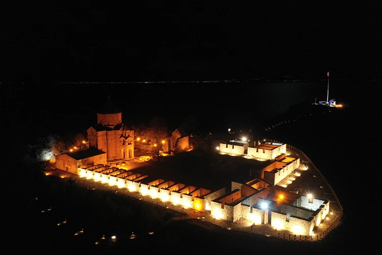 Akdamar Adası ışıklandırıldı! Müthiş fotoğraflar