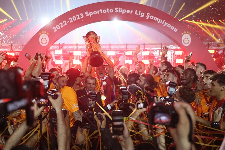 Futbolcular Galatasaray'ın şampiyonluğunu anlattı