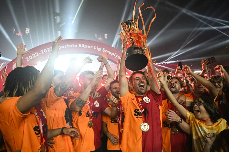 Futbolcular Galatasaray'ın şampiyonluğunu anlattı