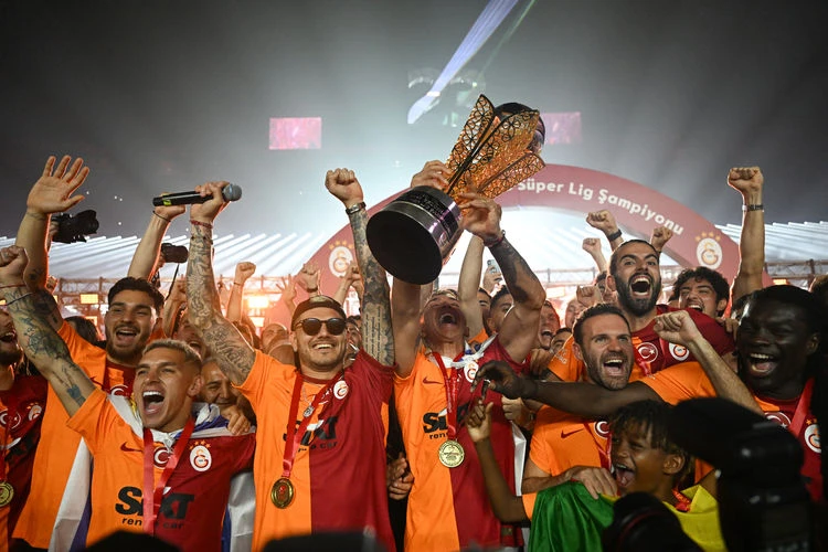 Futbolcular Galatasaray'ın şampiyonluğunu anlattı