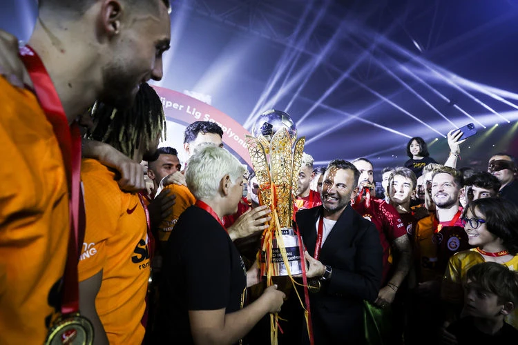 Futbolcular Galatasaray'ın şampiyonluğunu anlattı