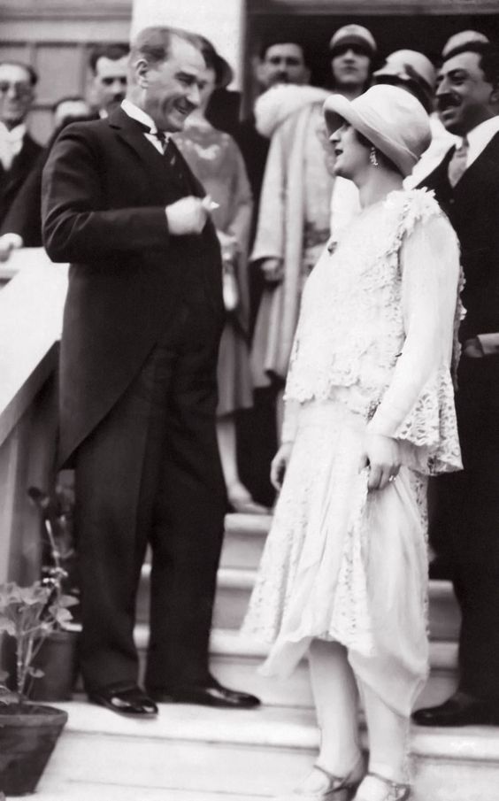Atatürk'ün kadınlarla çekilmiş fotoğrafları bir başka güzel