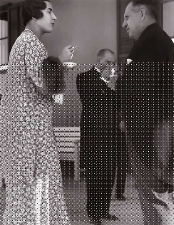 Atatürk'ün kadınlarla çekilmiş fotoğrafları bir başka güzel