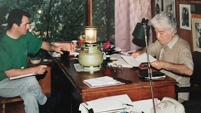 Ahmet Yıldız Aziz Nesin'le röportaj yaparken
