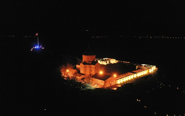Akdamar Adası ışıklandırıldı! Müthiş fotoğraflar