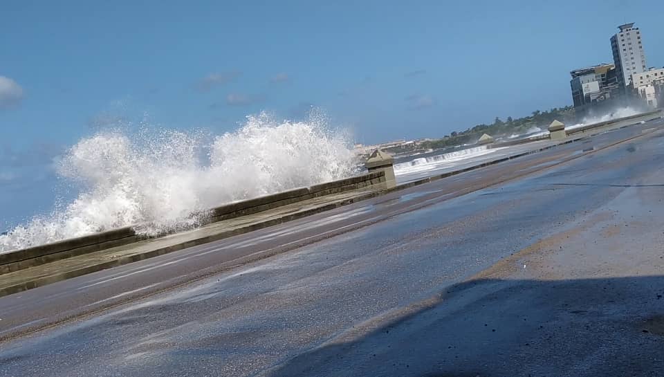 Havana caddelerine vuran dev Karayib dalgaları