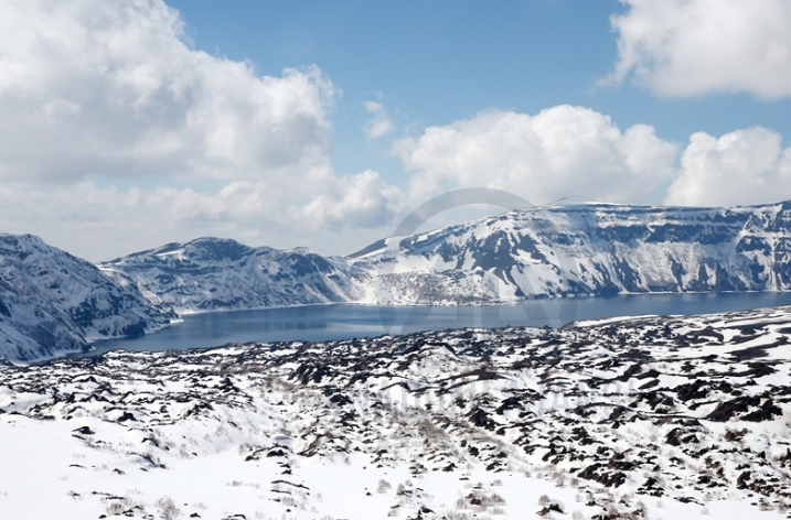 Nemrut Krater Gölü kışın da büyülüyor