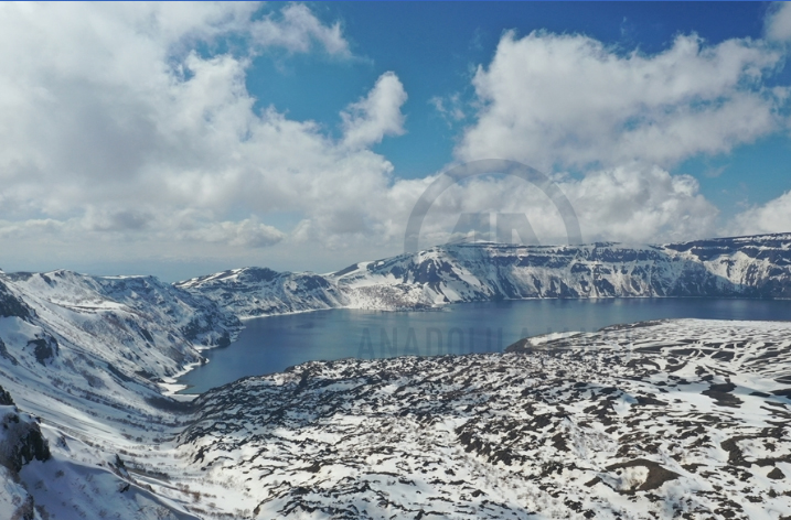 Nemrut Krater Gölü kışın da büyülüyor