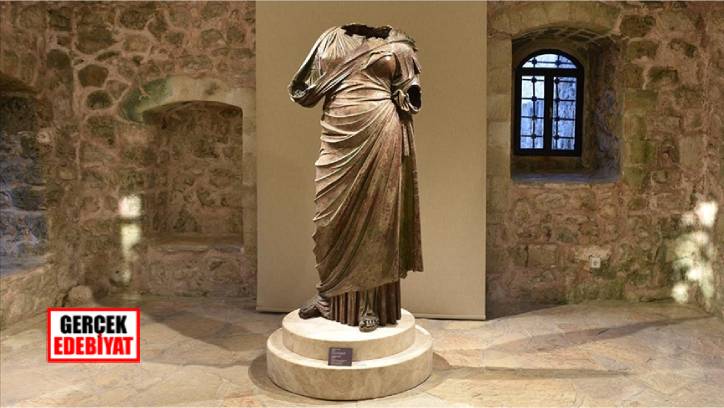 Balıkçıların ağına takılan bronz kadın heykeli ilk kez sergilendi